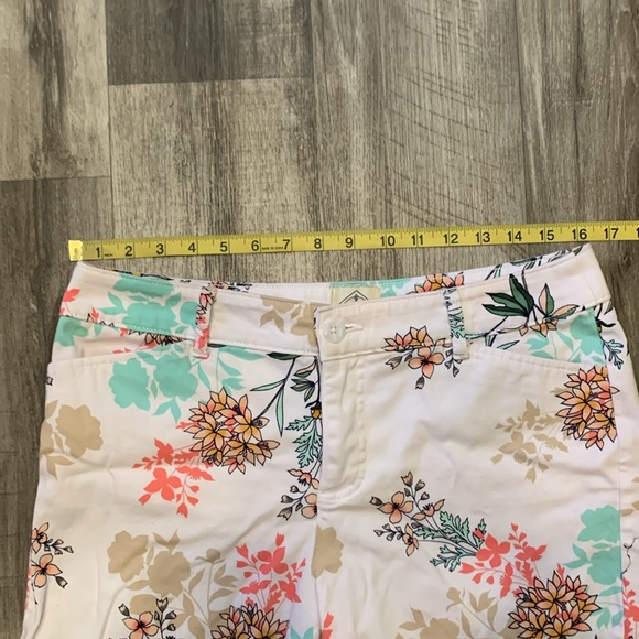 St. John’s Bay Gorgeous Floral Capris by St. John’s Bay Size 12P - Picture 2 of 10